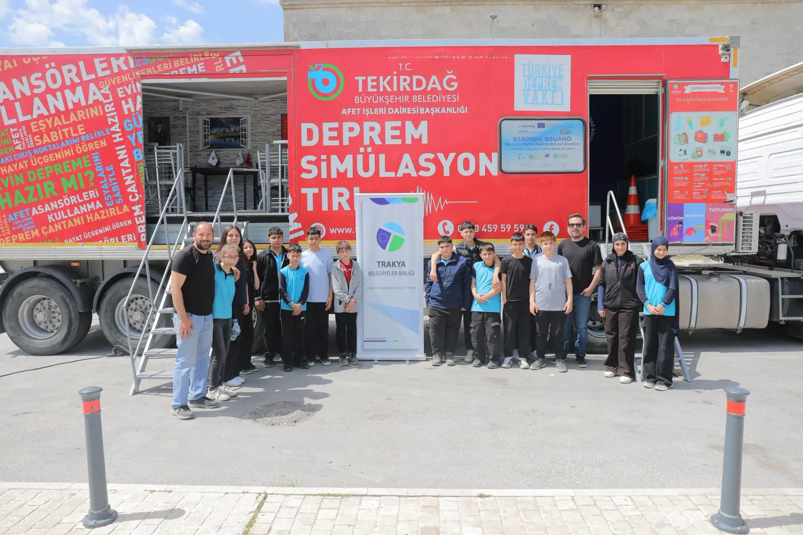 DEPREM SİMÜLASYON TIR’I SELİMİYE MEYDANI’NDA VATANDAŞLARLA BULUŞUYOR galeri görseli